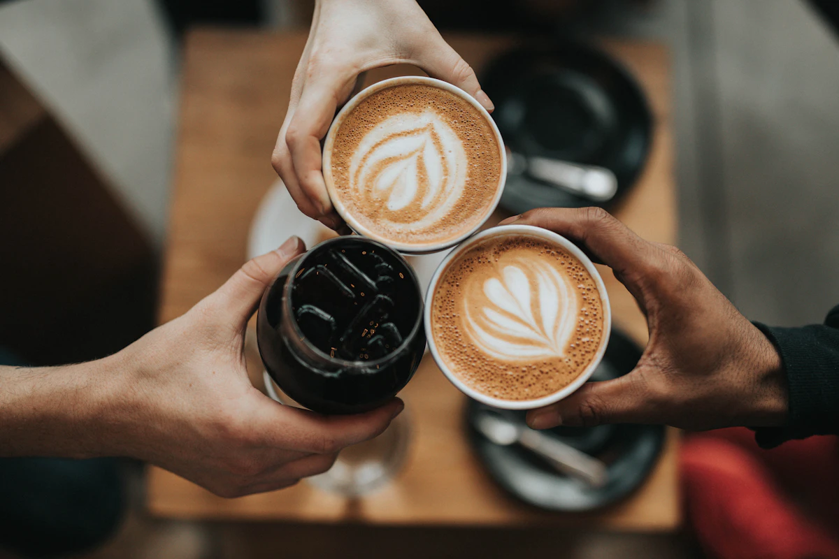 Comptoir de café de spécialité avec espresso et lumière contrastée noir et or