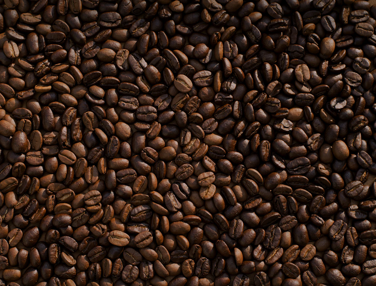 Tasses de café et sélection de boissons servies sur une table sombre