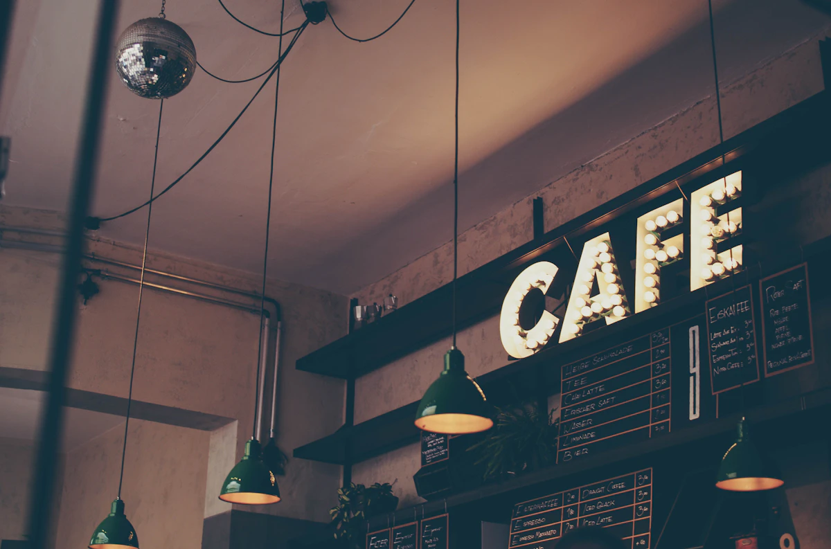 Barista préparant un café avec machine professionnelle dans un café moderne